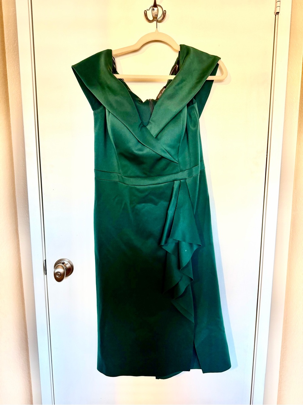 Xscape women’s dress size 16 Elegant Emerald Green V-Neck Satin cocktail dress